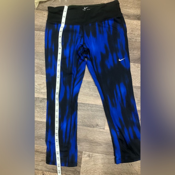 Blue/black Dri-Fit woman’s Capris - Picture 3 of 8